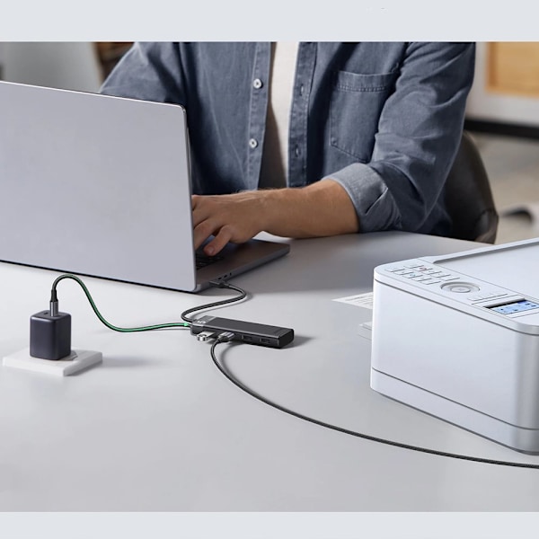 UGRØN MULTIFUNKTIONEL HUB MED 4 USB-PORTE OG USB STRØMKABEL SORT