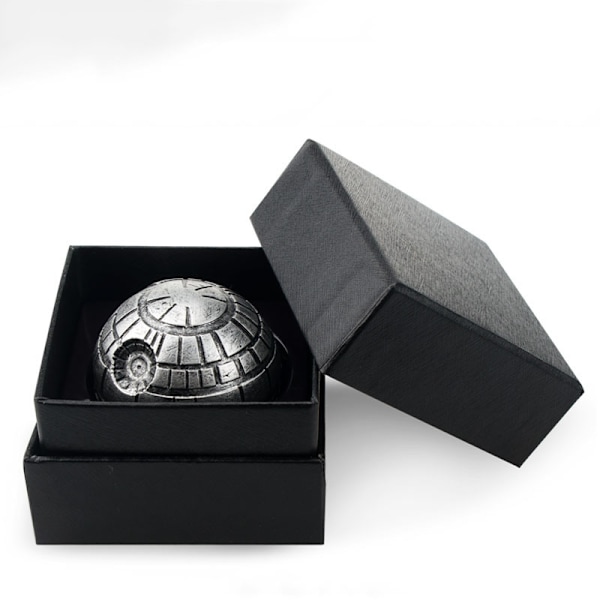 Star Wars Grinder Krydderkværn, Urtekværn med Pollenopsamler 2\", Fremstillet af Holdbar Zinklegering, til Urter, Pollen, Blomster, Sort Gaveæske