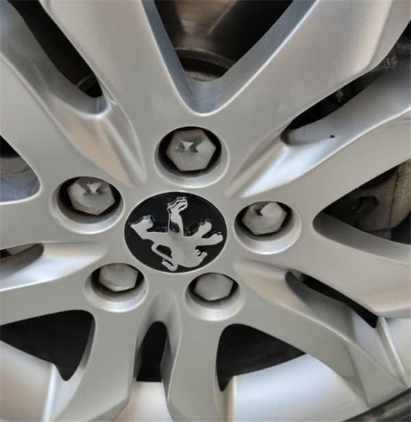 Sæt med 4 Peugeot sorte navkapsler - Krom