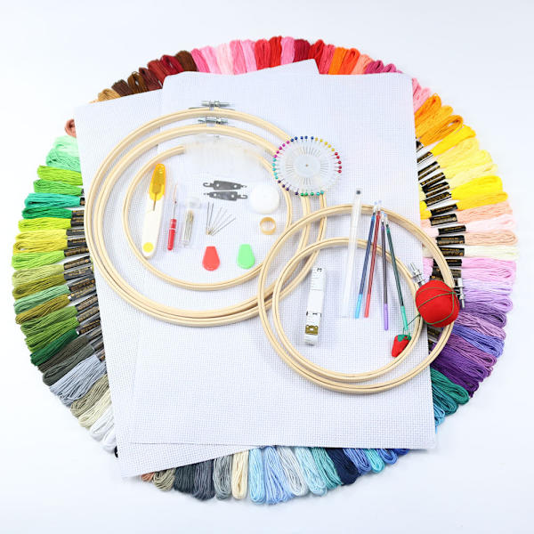 Broderitrådssats, med 100 färger trådar för 5 bambubågar, 40 synålar, 3 Aida-broderityger och korsstygnsverktygssats, med instruktioner