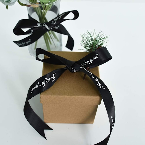 Satinband med trycket 'Just for You' - För bröllop, födelsedag, alla hjärtans dag, blomsterarrangemang, presentinslagning - Svart (3 cm brett x 41 m långt)