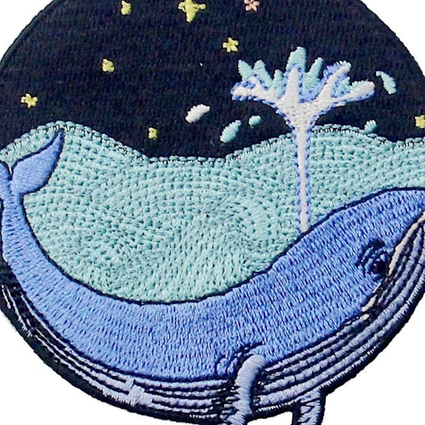 Broderi-merke i form av en hval på havet, for å sy eller feste med strykejern