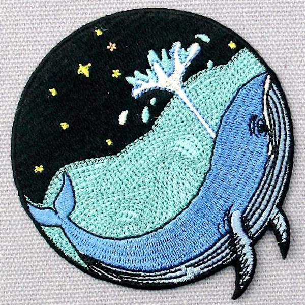 Broderi-merke i form av en hval på havet, for å sy eller feste med strykejern