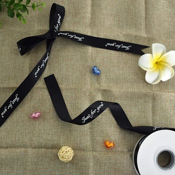 Satinband med trycket 'Just for You' - För bröllop, födelsedag, alla hjärtans dag, blomsterarrangemang, presentinslagning - Svart (3 cm brett x 41 m långt)