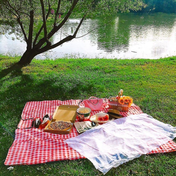 Lantlig flätad picknickkorg med lock och handtag och foder för picknick, fester och grillning