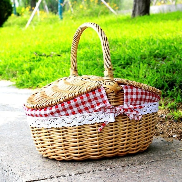 Lantlig flätad picknickkorg med lock och handtag och foder för picknick, fester och grillning