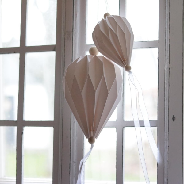 Vindspel Pappballong med tygremsor 60 cm Vit