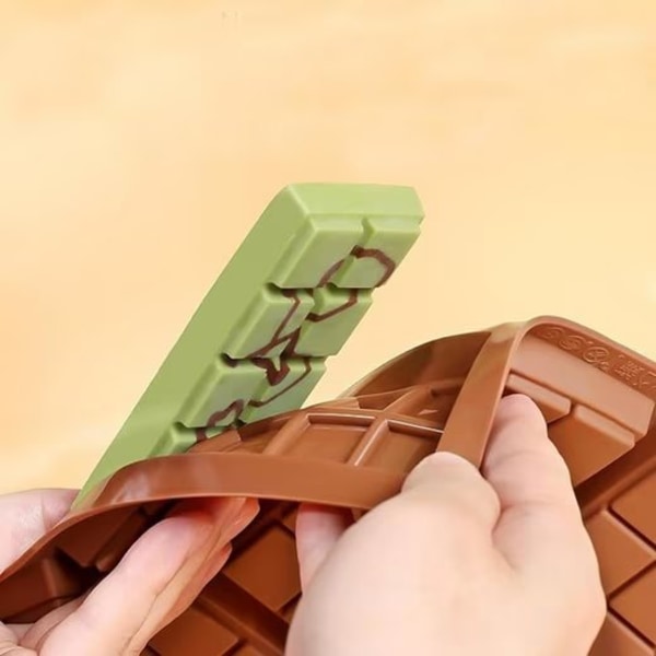 Denne chokoladeform inkluderer chokoladeplader, dybe chokoladeplader i silikoneform, samt en skraber og pose Rutmodell 1 set