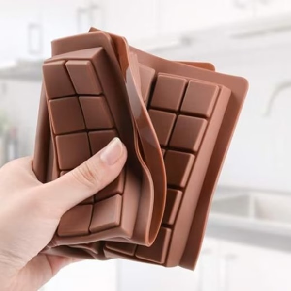 Denne chokoladeform inkluderer chokoladeplader, dybe chokoladeplader i silikoneform, samt en skraber og pose Rutmodell 1 set