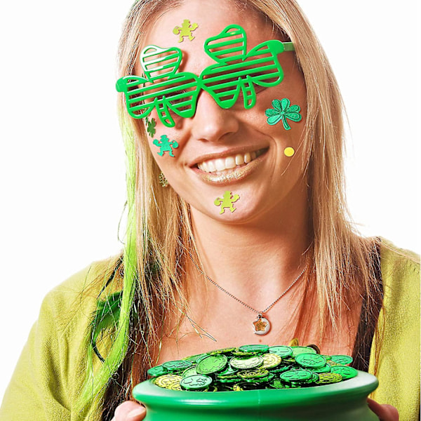 250 stykker St. Patricks Day kløverbladmynter 3-blad og 4-blad lykkemynter grønne og plast St. Patrick konfetti grønn bordkonfetti til St. Patrick