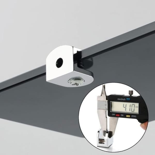 Set med 4 glashyllklämmor i polerad zink. Justerbart väggfäste 8-10 mm. Hyllfäste EBL1012-4P.