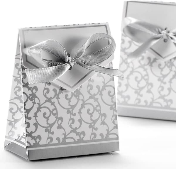 En förpackning med 50 stycken i en presentask med band (silver)
