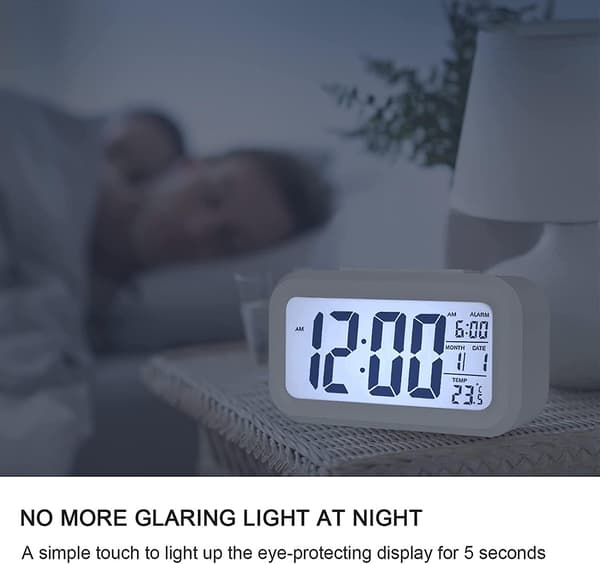 Batteridriven digital väckarklocka med stor LED-display och temperatur, lysande vit