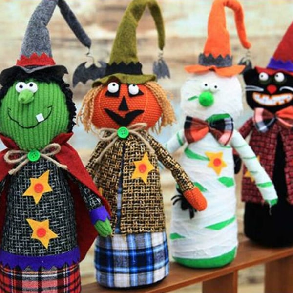 Halloween-koristeet, pukeutunut muumio, noita, kurpitsa, pöytä, nukke