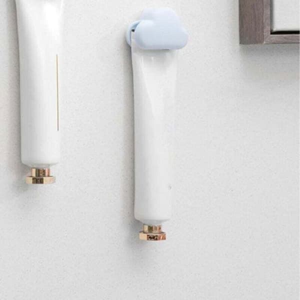 Set med 3 tandborsthållare med väggmonterad tandkrämsdispenser.