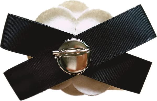 Elegant brosch med kameliablomma i ull, vintage rosett