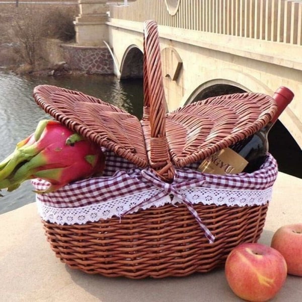 Flettet picnickurv med låg - landlig stil med rød- og hvidternet bomuldsfor - Præsentationskurv til picnics og fester