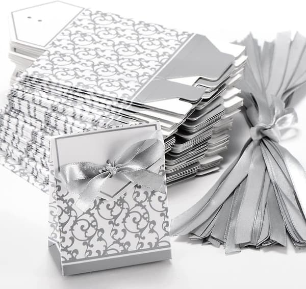 En förpackning med 50 stycken i en presentask med band (silver)