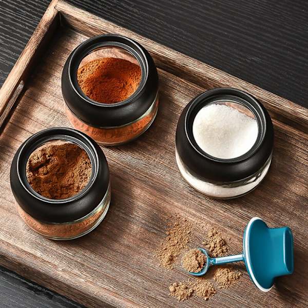 2 stk. lufttætte glas krydderi beholdere krydderi flaske salt peber krydderi opbevaringsflaske krydderi krukker potte med ske - sort
