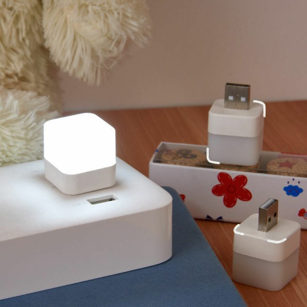 Mini USB liitin, LED-valo, kannettavan tietokoneen laturi, pieni kirja, silmäsuojaimet, pöytävalaistus