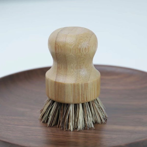 Bambu diskborste, köksrengöringsborste i trä, används för att rengöra använda kastruller/gjutsymboler