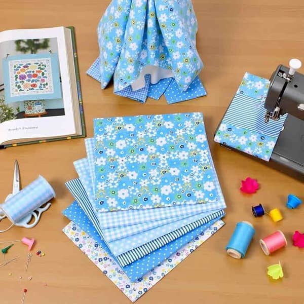 7 stykker bomuldsstof-kvadrater til patchwork og syprojekter 25x25 cm.