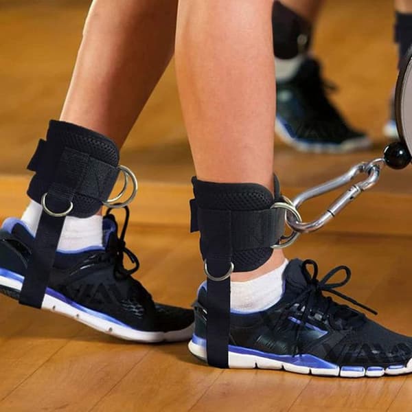 Ankelstropper til glute-extensions i kabelmaskine, justerbar komfort.