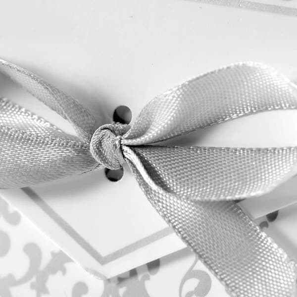 En förpackning med 50 stycken i en presentask med band (silver)