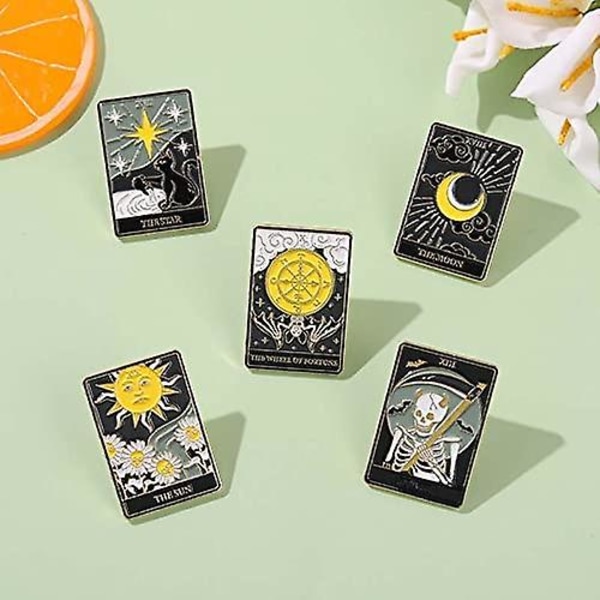Tarot-korttien emalinen rintaneulasetti Auringossa/ Kuussa/ Tähdessä/ Onnenpyörässä/ Kuolemassa - ennustavat rintaneulat tarvikkeena reppuihin, merkkeihin ja hattuihin
