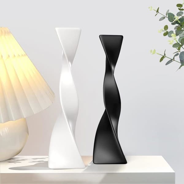 1 keramisk vase, snoet design, trekantet base, sort, dekoration til stue/kontor.