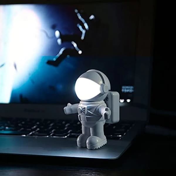 Ny astronaut USB-driven mini LED nattlampa för PC bärbar läsning