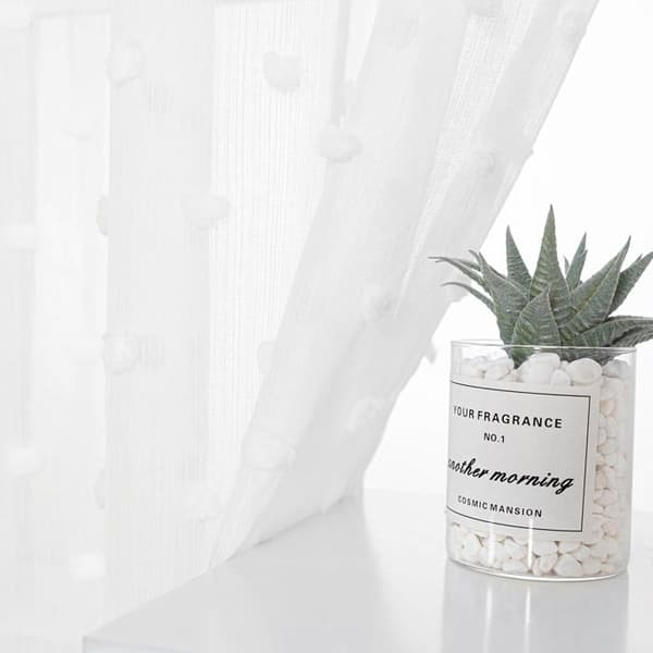 Sæt med 2 hvide voile-gardiner med maljer og broderede kvaster, semi-transparente, til stue og børneværelse.