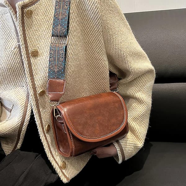Crossbody-väskor för kvinnor - Sadelväska med klaff i brunt
