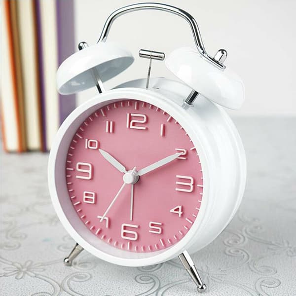 Högljudd väckarklocka för djupsövare 4 tum retro dubbelklocka väckarklocka vit och rosa