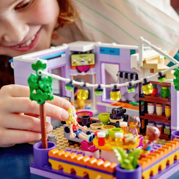 Kreativ Madoplevelse med LEGO Friends Community-Køkken (695 stk