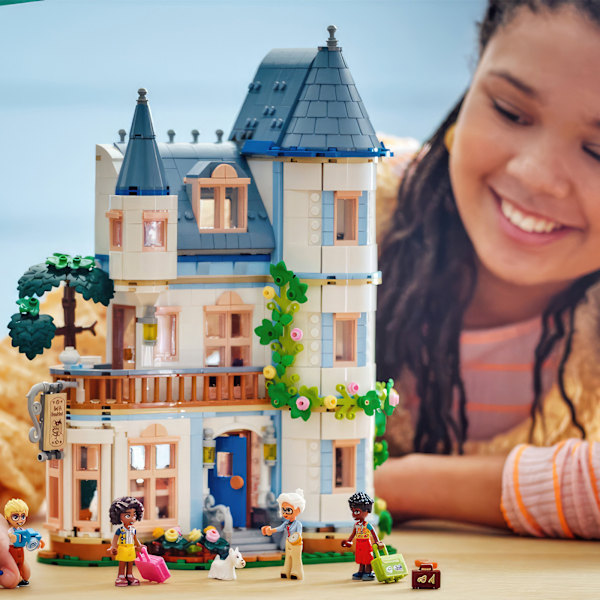 Magiskt LEGO Slottshotell - Bygg & Lek Med 4 Mini-Dockor & Hundf