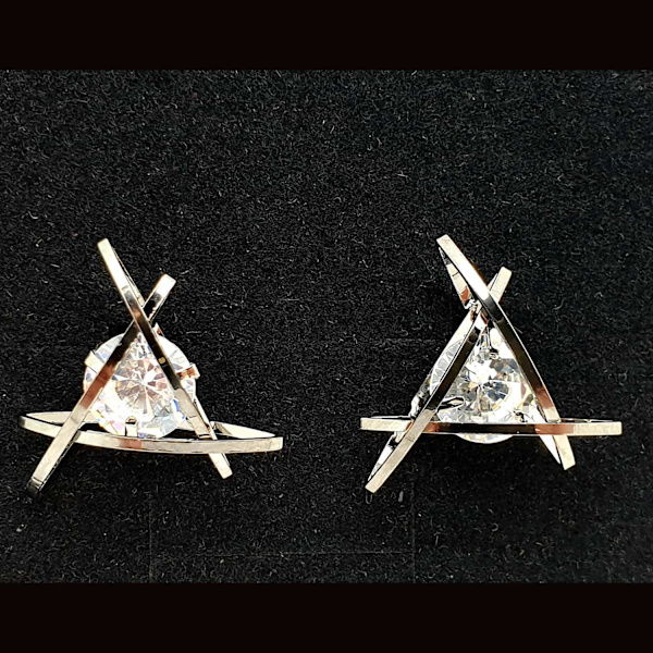 Triangle earring with single diamond Grey M