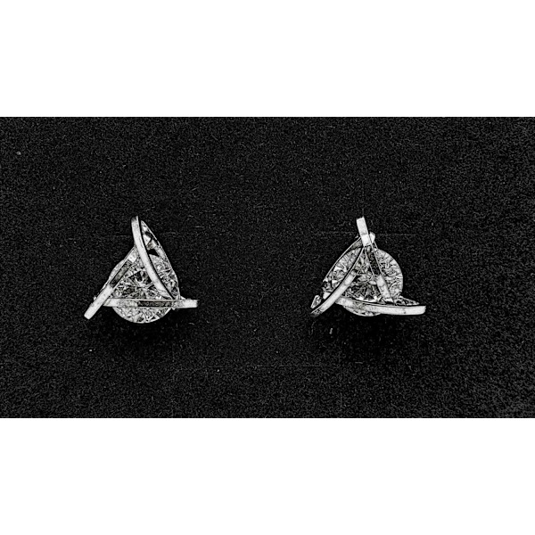 Triangle earring with single diamond Silver M