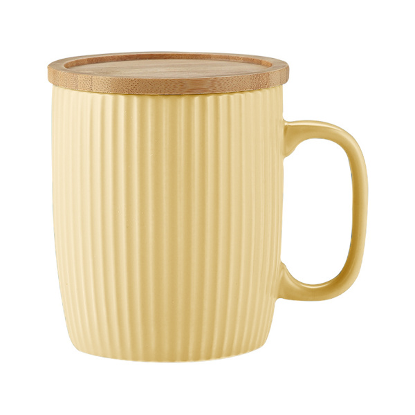 400 ml keramisk mugg med vertikala ränder är fräsch och enkel.