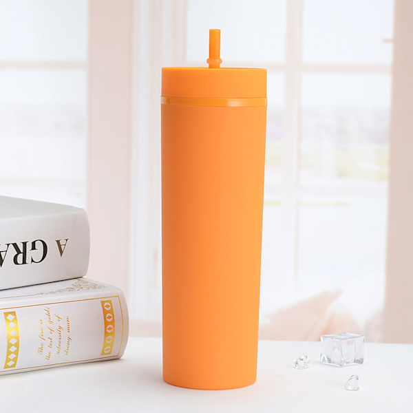 Färgglad plastmugg i enkel stil med bekväm hand