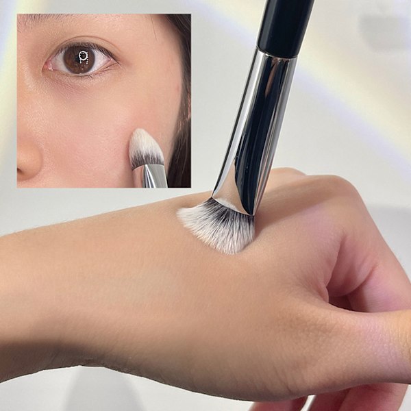 Bärbar Concealer- och Highlighterborste, Premiummaterial Garanterar Hållbarhet och Mjukhet, Triangulär Huvuddesign för Anpassningsbar Täckning,