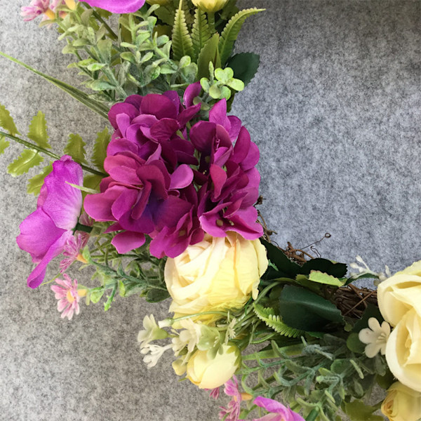 Vårfräschör: Krans av rotting + plast med bas av ros-, hortensia- och gröna vinrankor, livfull handgjord vårkrans i annonserad storlek