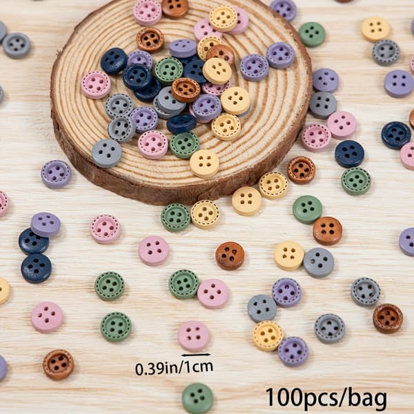 100 st. slumpmässiga mörkfärgade dekorativa plastknappar för pyssel