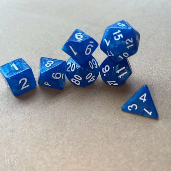 DND Tärningar Polyhedrala Tärningsset, 7 st/set Blå Nebulosa Tärningar för Dungeon and Dragons, Pathfinder Rollspel Tärningsspel RPG (Vit Gravyr)