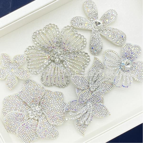 DIY-pysselmaterial 6 st vita blomapplikationer med strass, handsydd dekor för kläder, skor, hattar, väskor