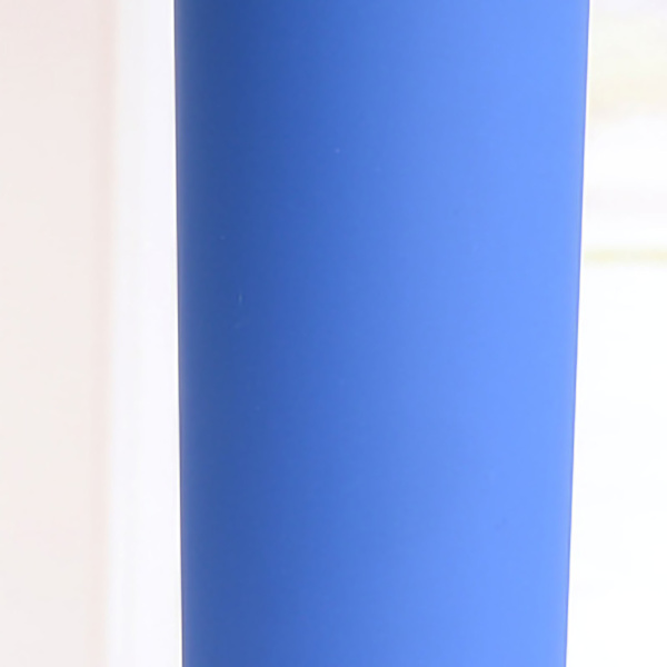 Färgglad plastmugg med sugrör, enkel stil, bekväm hand