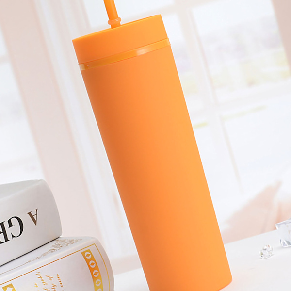 Färgglad plastmugg i enkel stil med bekväm hand
