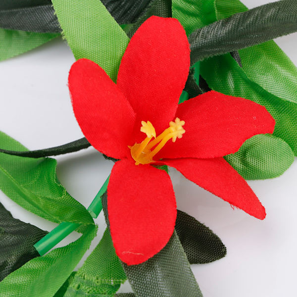 Konstgjord krans av gröna blad och blommor för hem och fest