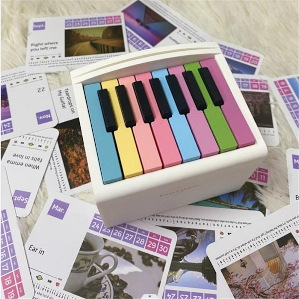 Taylor Pianokalender, Mini Pianokalender 2025, Spelbar Mini Pianobordskalender, Rumdekorationsfödelsedagspresent, Perfekt Present till Familj och Vänner White