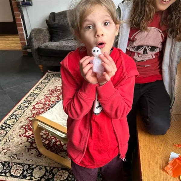 Liten fickspöke med en liten rullningsdocka Kreativ present